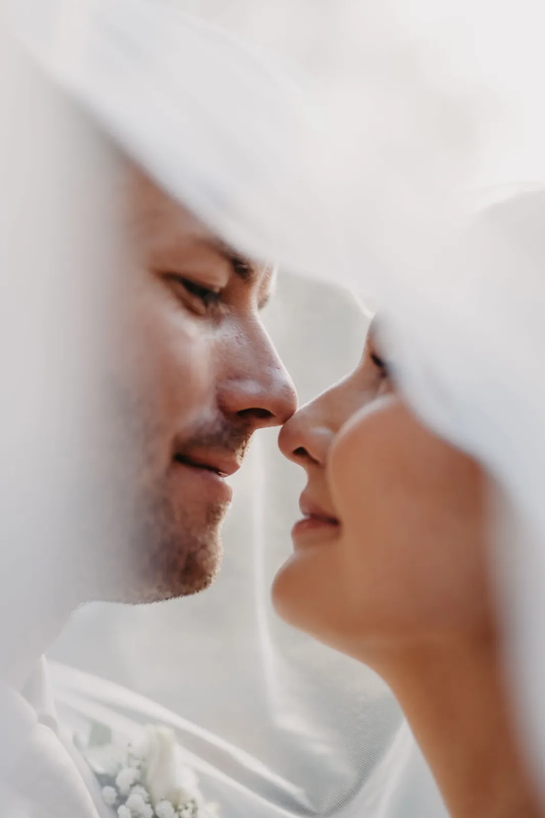 Elopement Fotografie - intimes Paar-Shooting mit Schleier